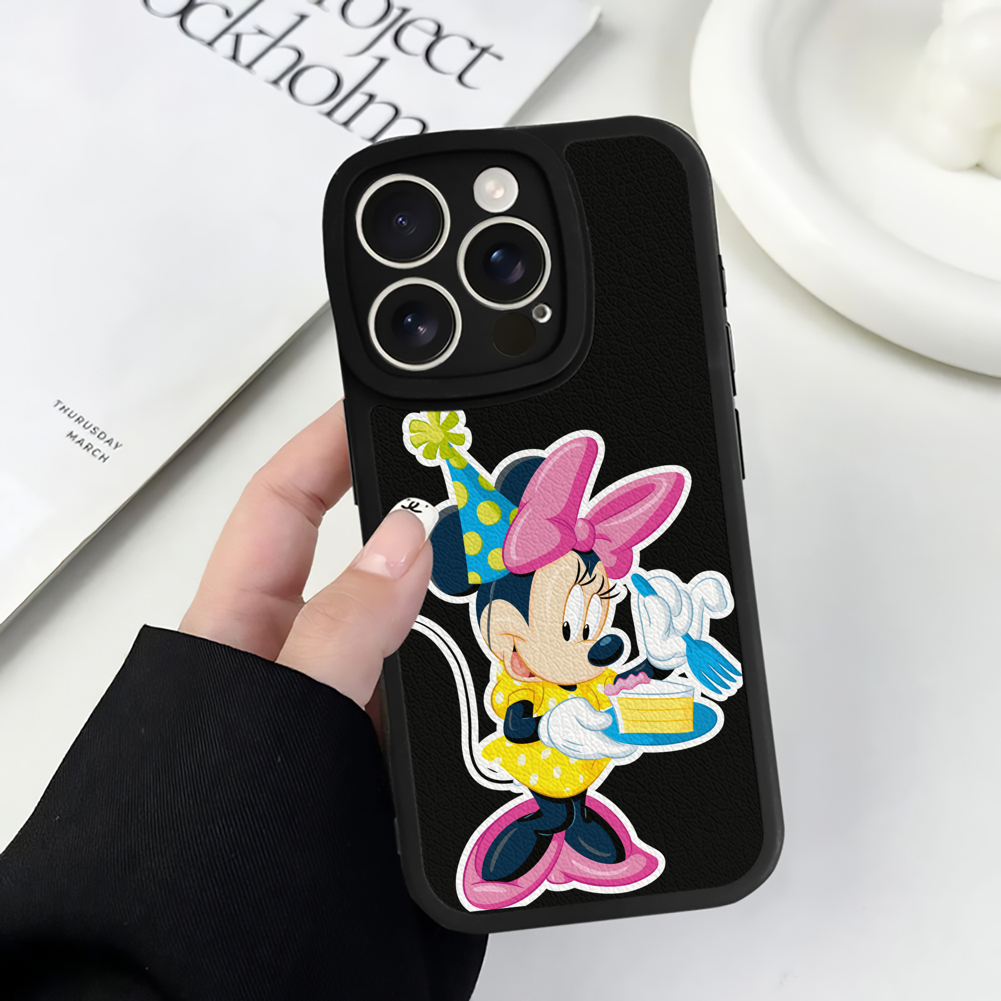 （画像用） ミッキーマウス Mickey Mouse 【iPhone 16シリーズ対応】シリコンスマホケース（レザー調） 材質：シリコン